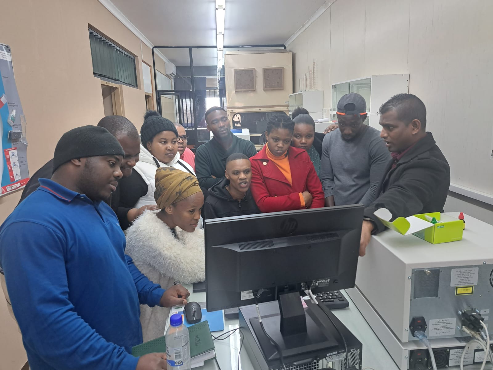 Chercheurs et participants réunis autour d’un poste de travail lors d’une formation en laboratoire